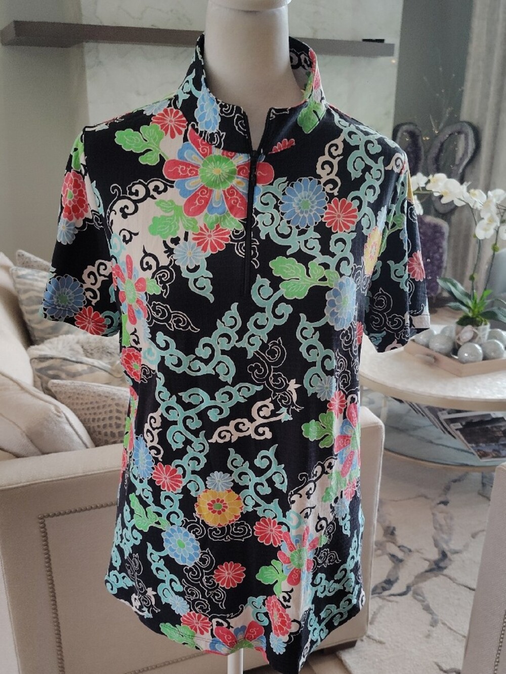 IBKUL Activewear UPF 50 Black Floral Mandarin-Collar Short Sleeve Tennis Top - Picture 3 of 7